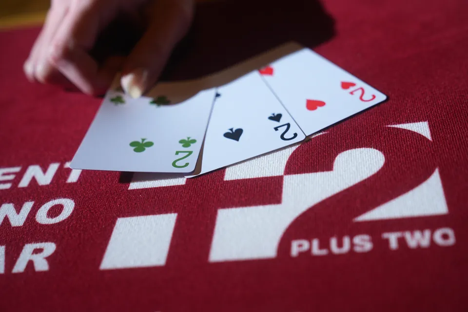 PLUS2 店内のゲームテーブル(スリーカードポーカー)